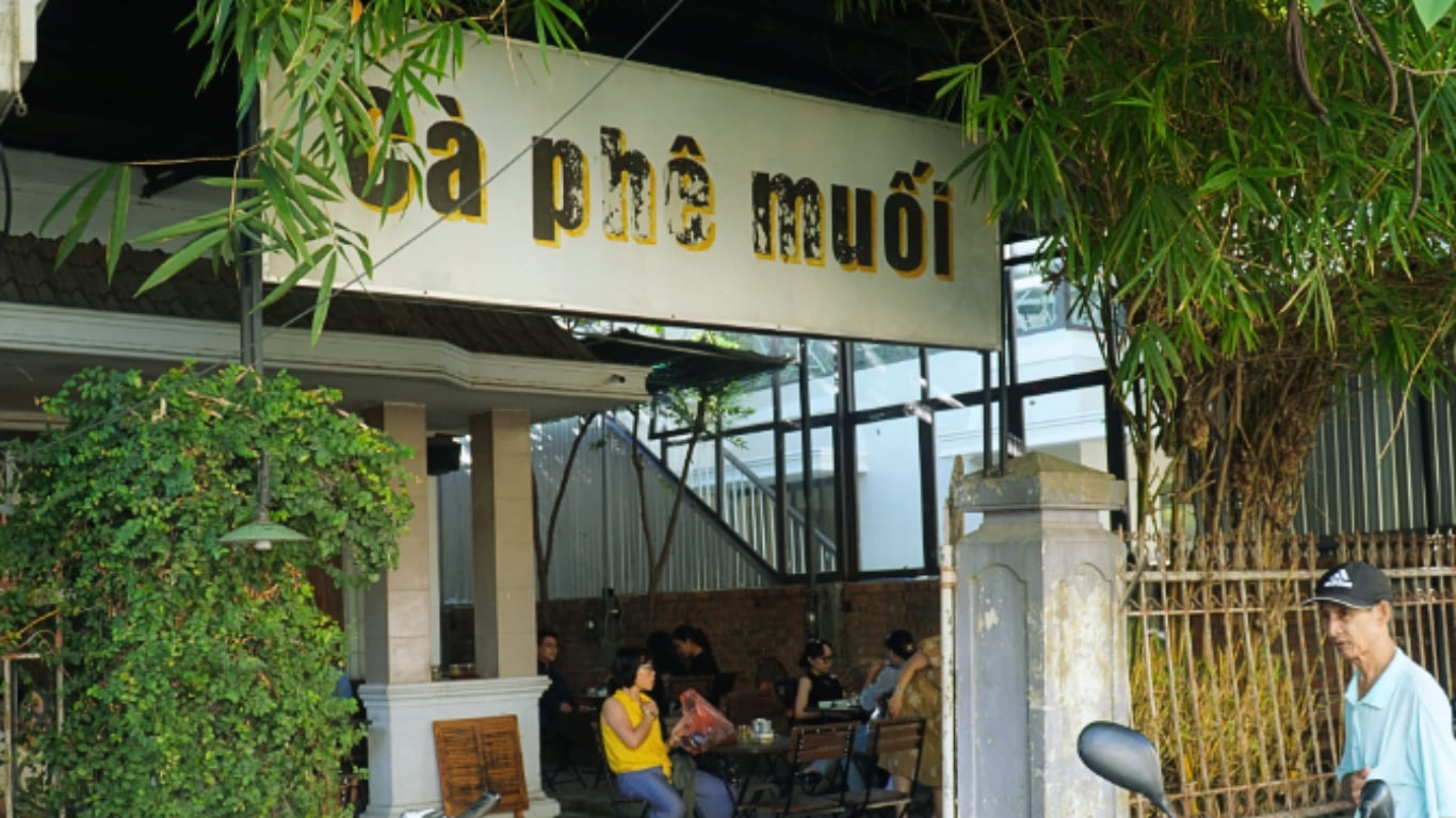 Salt Coffee No. 10 Nguyen Luong Bang (Hue City) - where salt coffee originated