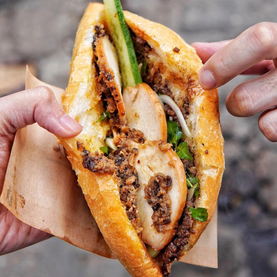 Banh mi is famous among food lovers, crispy crust, combined with fillings such as ham, meat, vegetables, melon,...