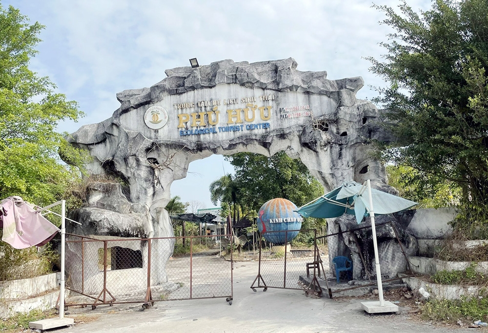 Khu du lịch sinh thái Phú Hữu là một trong những điểm du lịch miền tây rộng lớn với diện tích hơn 20 ha