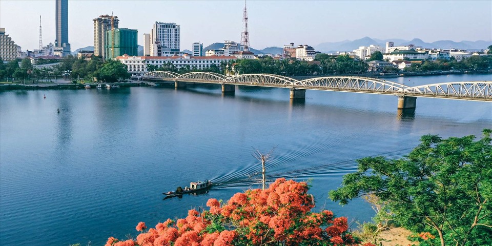 Truong Tien Bridge - Where History and Elegance Meet