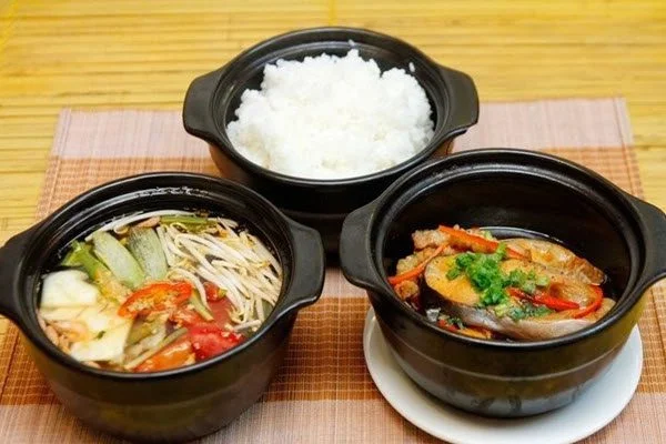 Cá Kho Tộ features an attractive glossy caramel-brown color, with fish meat evenly infused with seasoning. The braising sauce is slightly thick, aromatic with pepper and chili, creating a rustic yet highly appealing dish