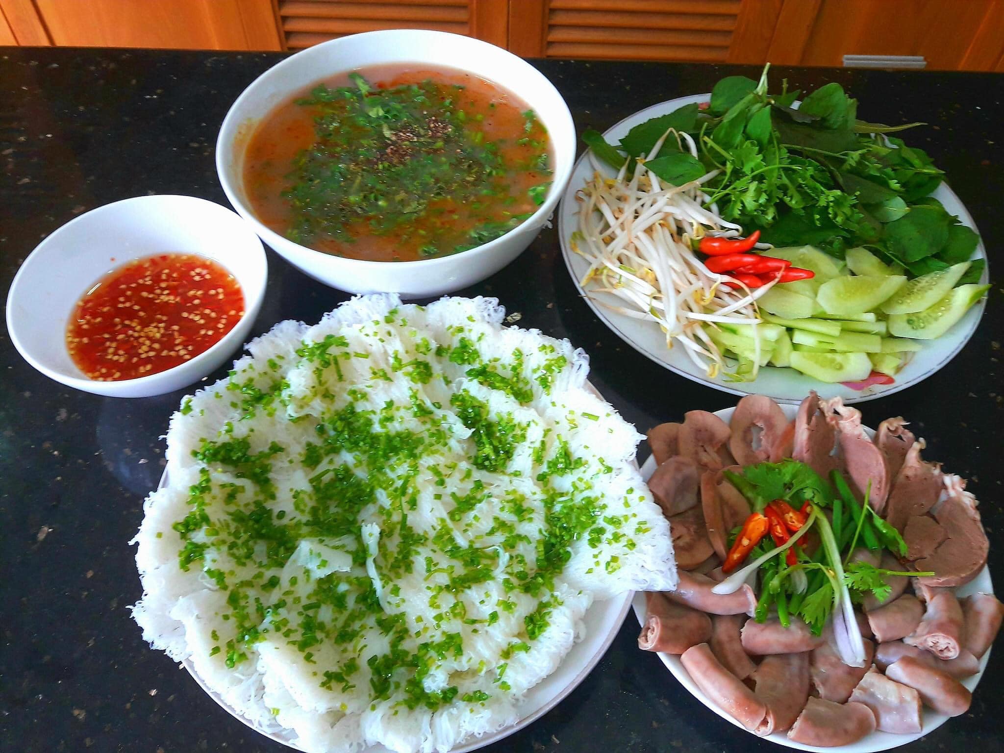 khong-phai-thit-heo-quay-chao-long-moi-la-mon-an-kem-banh-hoi-duoc-yeu-thich-nhat-o-xu-nau-binh-dinh-1-1631282975.jpeg