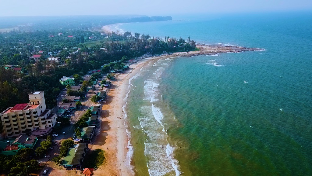 This beach exudes tranquility and offers a perfect retreat for nature enthusiasts.