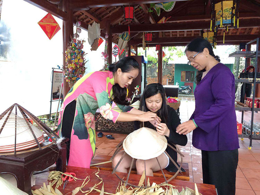 The experience of tourists at the Conical Hat Village
