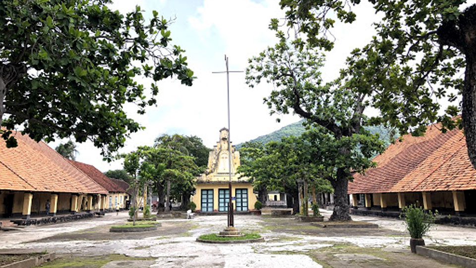 nha-tu-con-dao-di-tich-lich-su.jpg