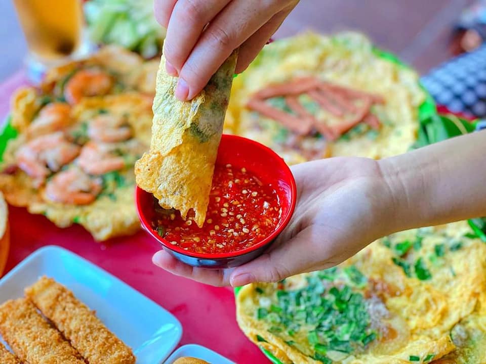Đặc sản Huế không thể không nhắc đến món ăn Bánh Ép dai giòn, ăn cùng nhiều loại rau và nước chấm đặc biệt