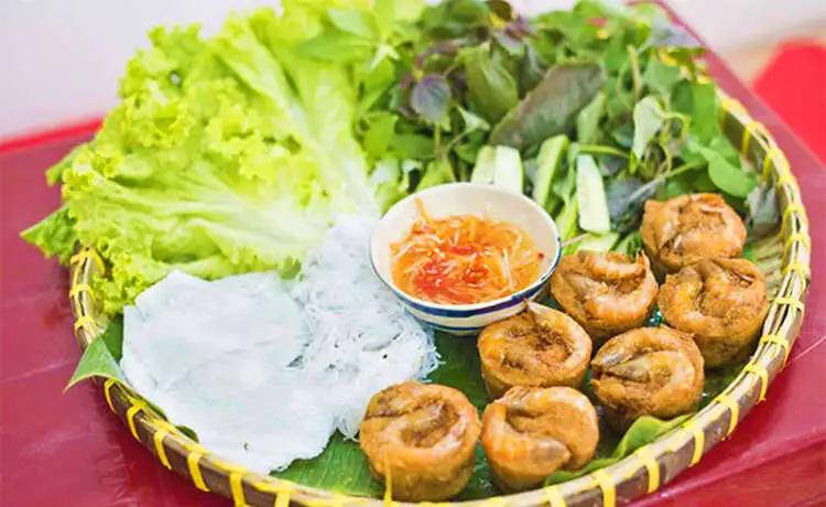 This is a specialty dish from the Mekong Delta, made from mung bean flour, rice flour, shrimp, and pork, then deep-fried until golden brown and crispy. The cake has a crunchy crust and a rich, flavorful filling, served with fresh vegetables and sweet and sour fish sauce, making it very appealing.