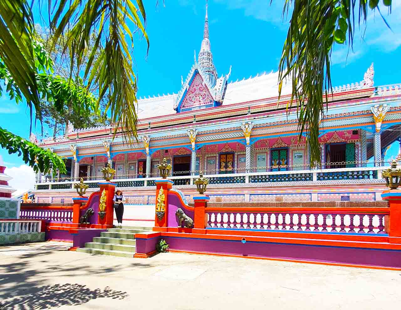 Chùa Chén Kiểu là một ngôi chùa nổi tiếng tại Sóc Trăng, là địa điểm hành hương tâm linh không thể thiếu đối với đời sống của người dân và cộng đồng người Khmer.