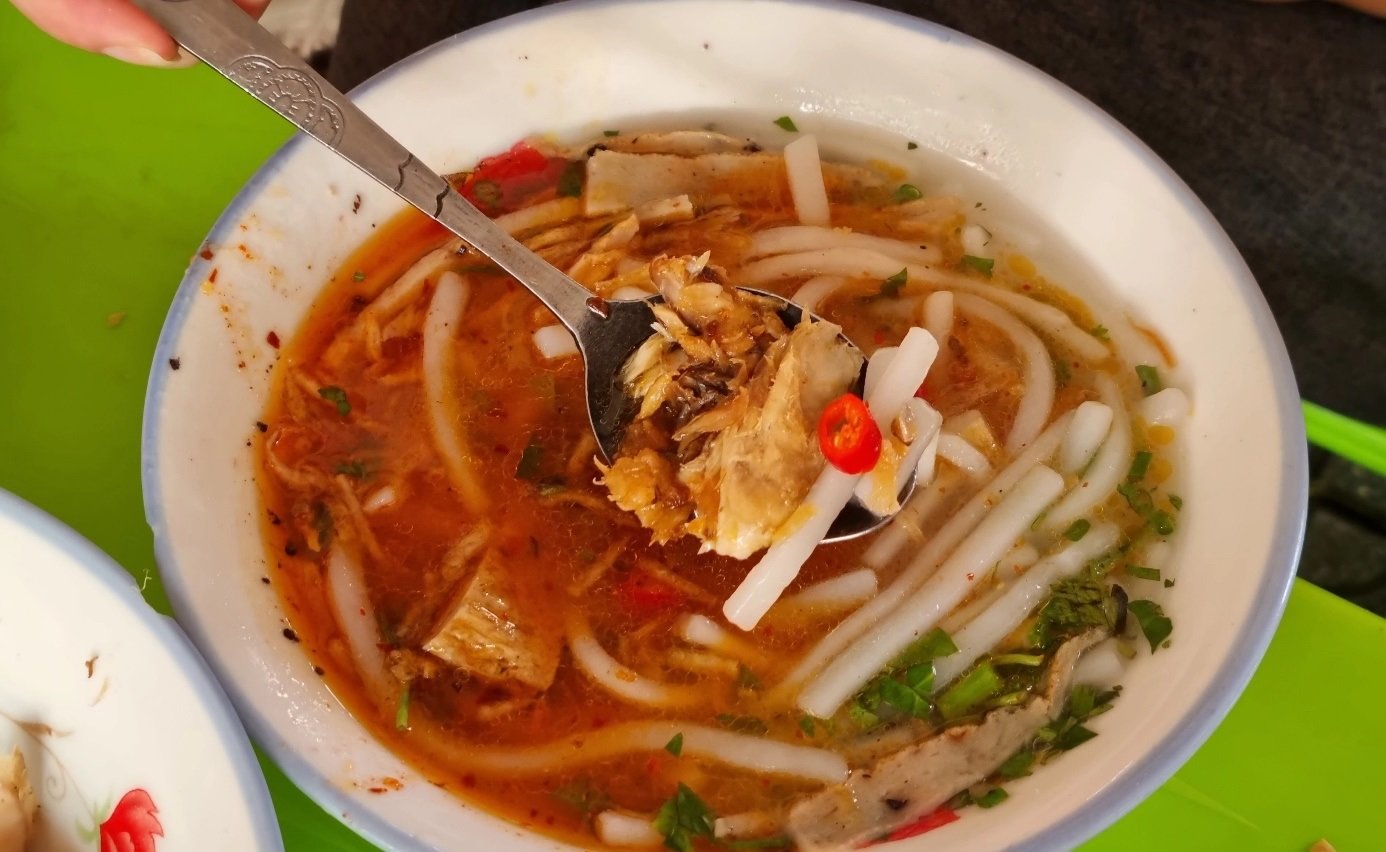 Rice noodle soup is a great choice, the broth is simmered from pork meat and bones, creating a natural sweet taste