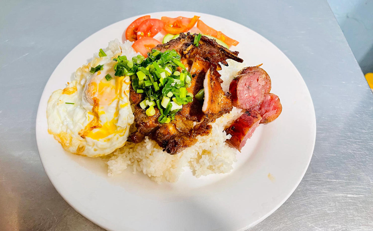 The soft, fragrant broken rice is usually served with grilled pork ribs, pork skin, pork sausage, and a fried egg. The ribs are marinated with rich flavors, grilled to perfection, and combined with sweet and sour fish sauce to create a harmonious flavor that is both rustic and appealing.