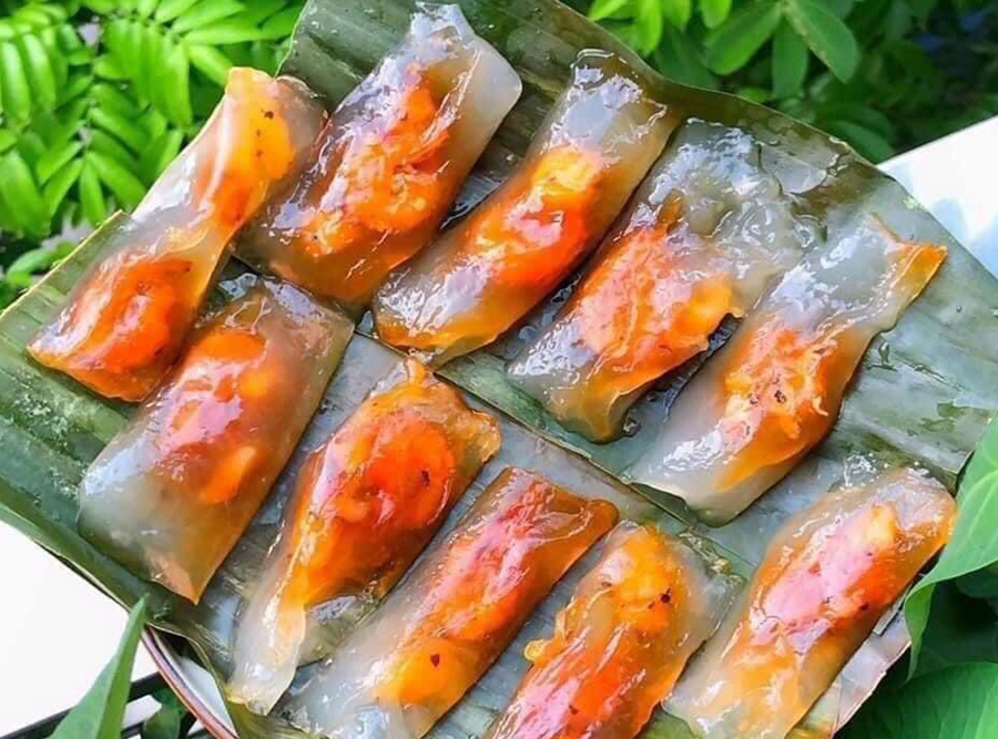 Bánh Lọc đặc sản Huế, nhân tôm thịt bên ngoài tráng một lớp bột mỏng làm mùi vị đặc trưng khó quên
