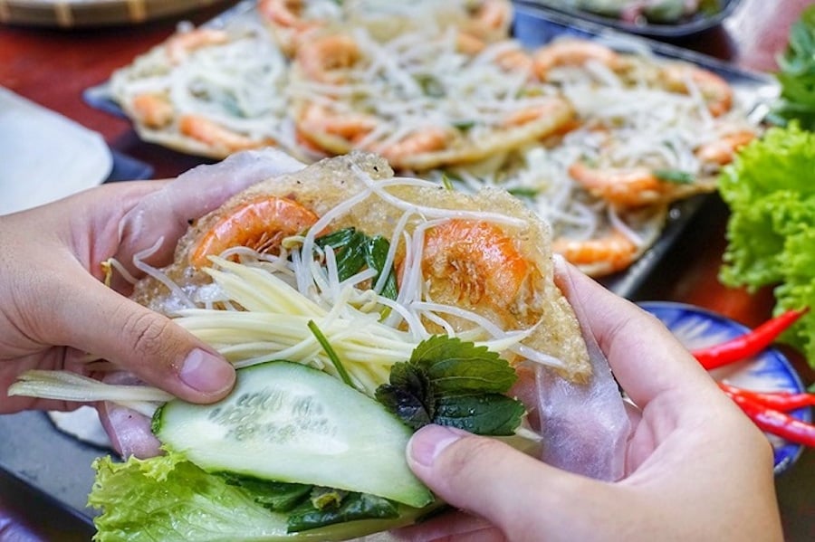Crispy crust, served with vegetables, pickles, etc., a delicious dish from the Central region in general and Hoi An in particular