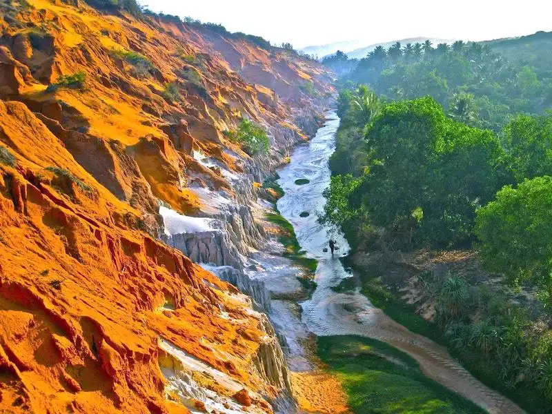 Suoi Tien, the most famous and strange stream in Binh Thuan, cool water under hot sand, never flooded