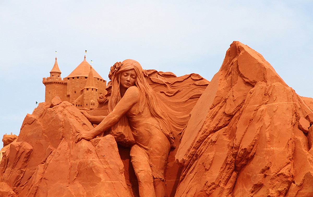 Invite each other to admire giant sand statues at the sand statue park