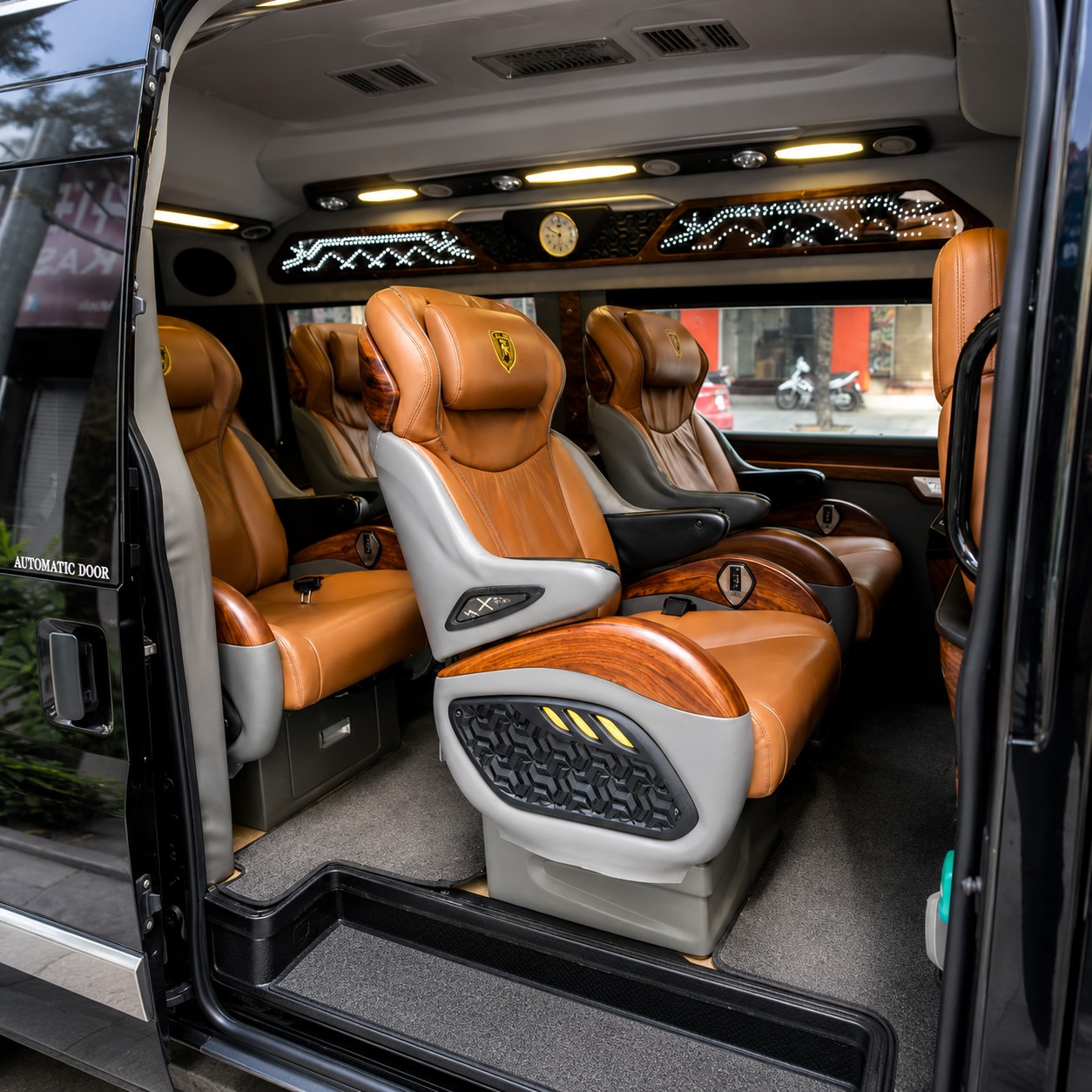 limousine_bus_under_1mb.jpg