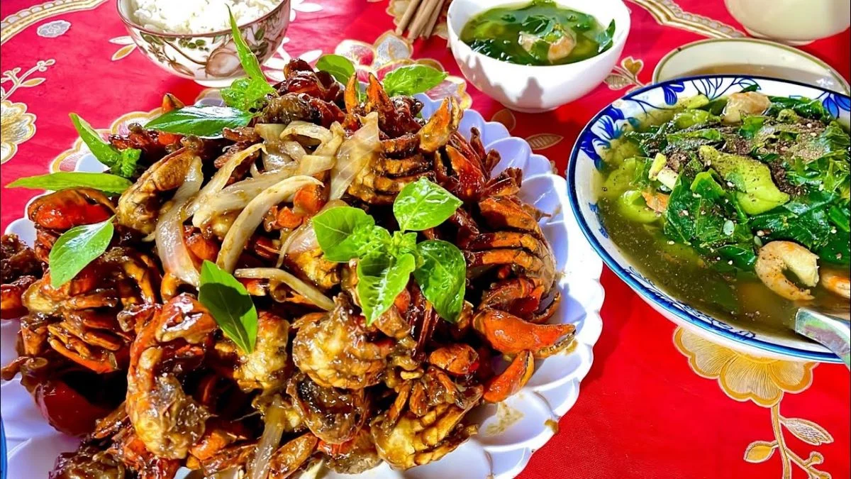 Ba Khia (Crab) Stir-fried with Tamarind Sauce stands out with its glossy reddish-brown color, evenly coated in a smooth and appealing tamarind sauce. The stir-fried crabs release a distinctive aroma, blending with the tangy sourness of tamarind, the subtle sweetness of sugar, and a hint of spiciness from chili.