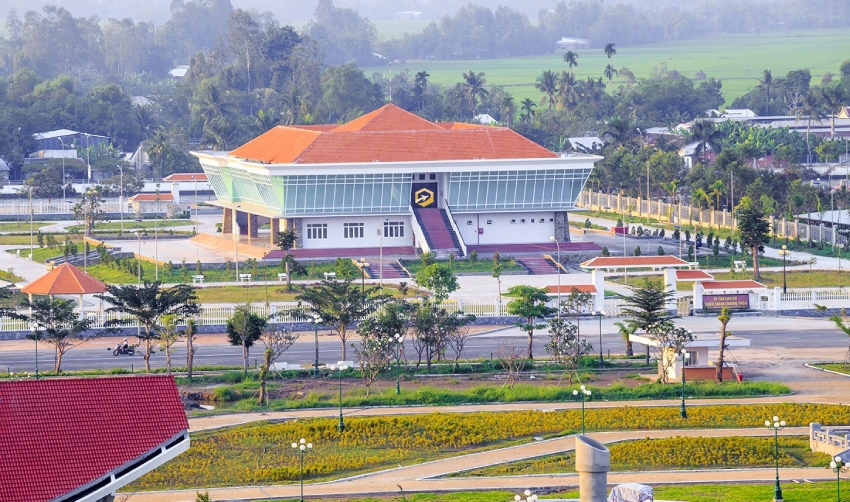 Đến với Long Mỹ, du khách sẽ được ghé thăm khu đền thờ Bác Hồ