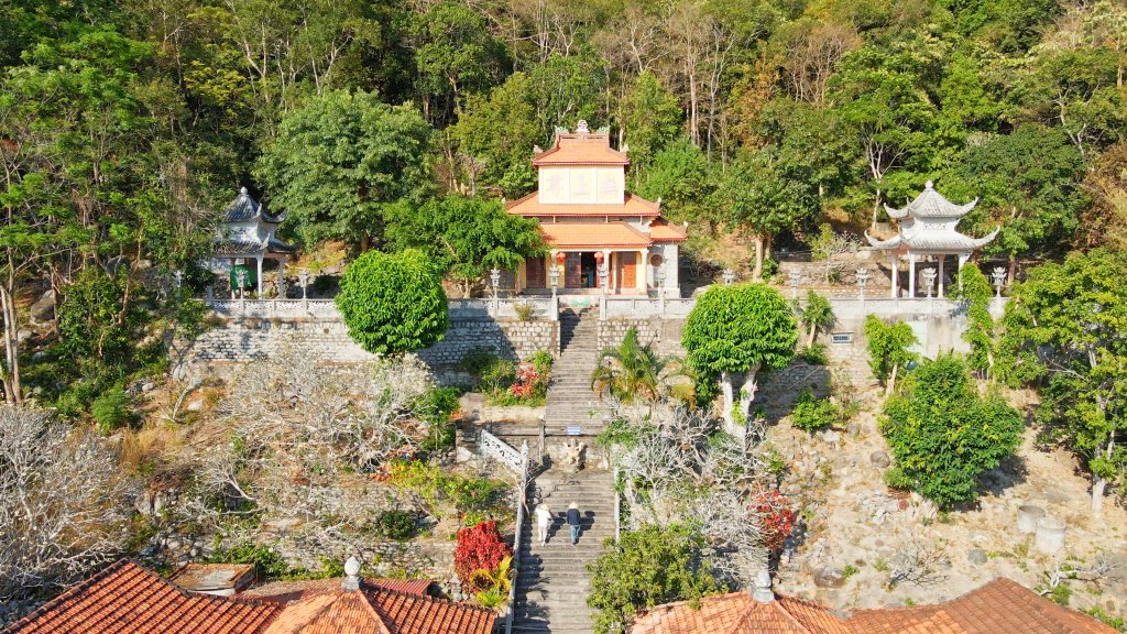 Co Thach Tu - Hang Pagoda Binh Thuan: Sacred Beauty in the Heart of Nature