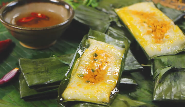 Bánh Nậm món ăn được bọc bởi vỏ lá chuối, tạo nên mùi thơm đặc trưng