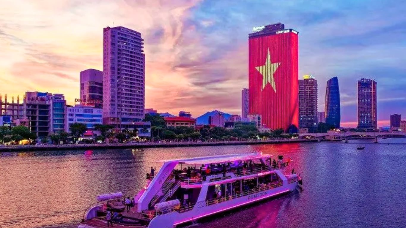 Khám phá phố thị Đà Nẵng lên đèn khi bạn đi dọc dòng sông Hàn, ngang qua các cây cầu nổi bật tại Đà Nẵng